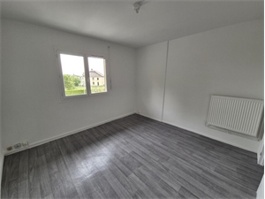 t4 à la location -   08230  ROCROI, surface 83 m2 location t4 - UBI480438578